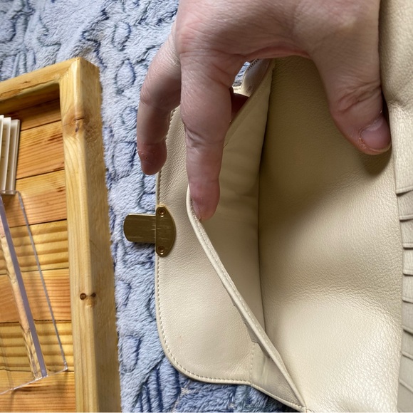 COPY - Louis Vuitton Mahina Portefeuille Amelia Long Wallet - Picture 9 of 16